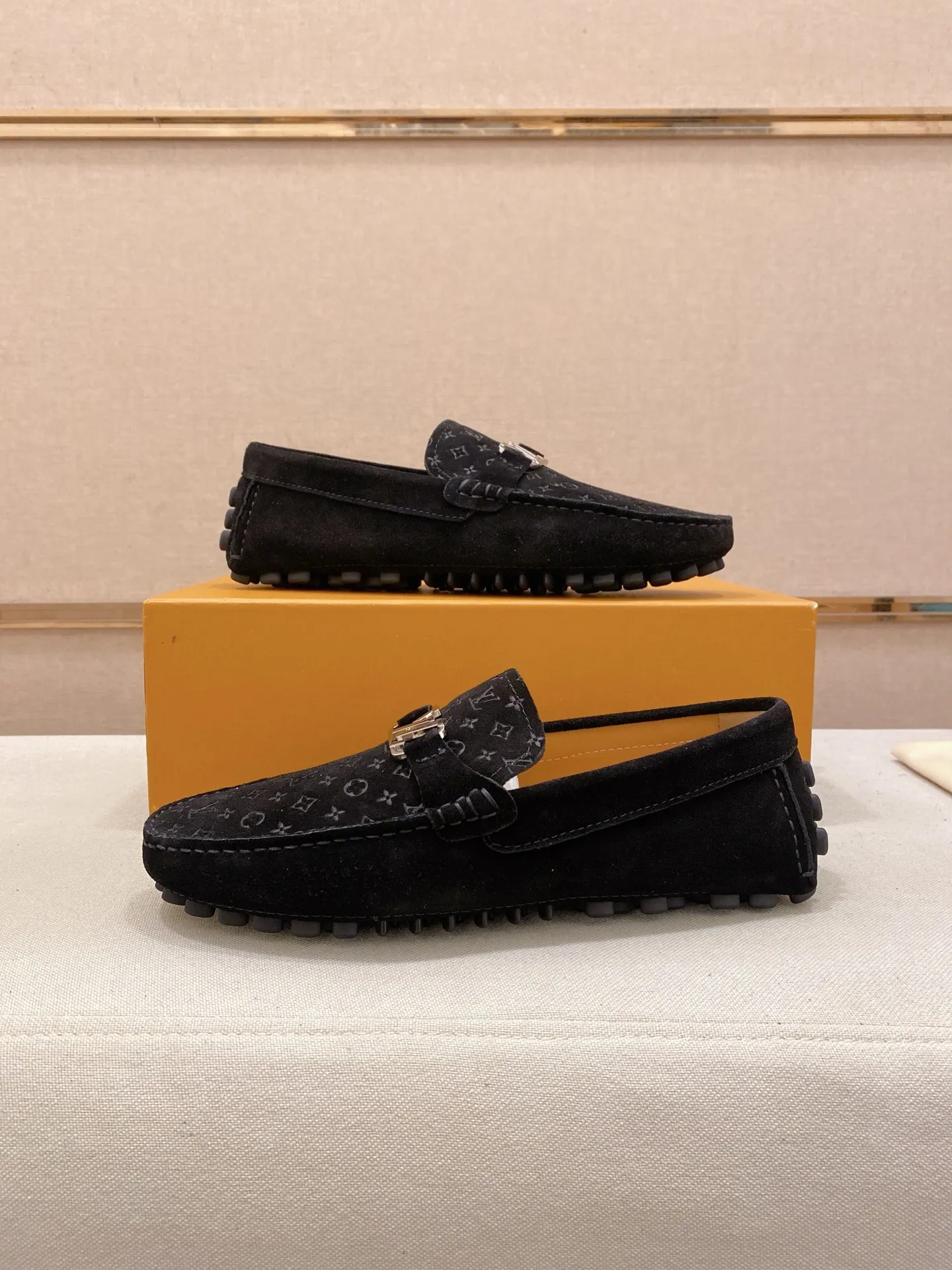Factory price: 500💰High-end quality! LV 🆕🆕Exclusive hot-selling products in stock🔥🔥New products on the shelves, high-quality Ferragamo men's pea shoes, high-end casual driving shoes, with complete packaging! 💪 💪 Material: Imported suede cowhide 🐂 + Imported high-quality buffalo leather lining + wear-resistant outsole 👍🏻👍🏻 Features: High-end and comfortable, purely handmade 🚀 🚀 Create the perfect shoes that suit you best 🔥 🔥 Size: (38-44) 45 standard size can be customized!